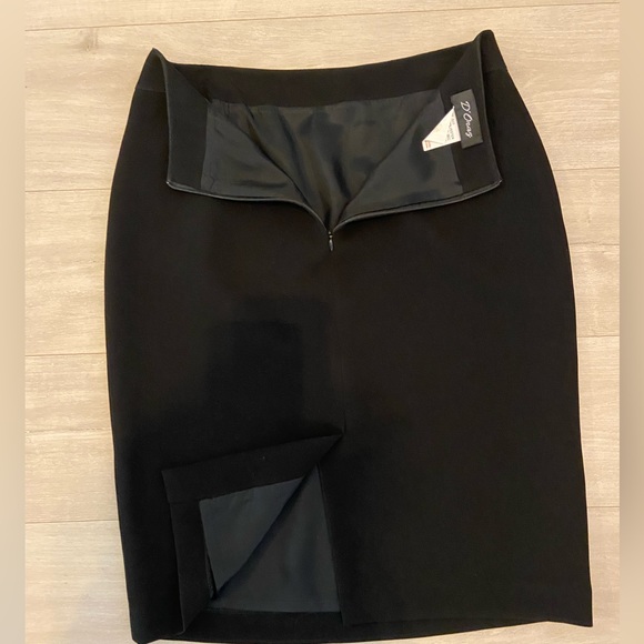 D'Oraz - Size 12 - Simple black high waisted skirt with textured design - Picture 8 of 10